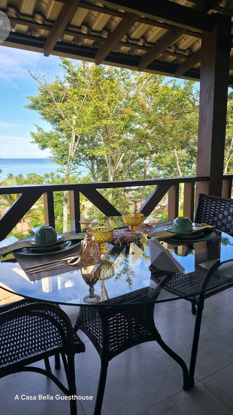 Desfrute de uma confortável cama Queen Size, frigobar retrô