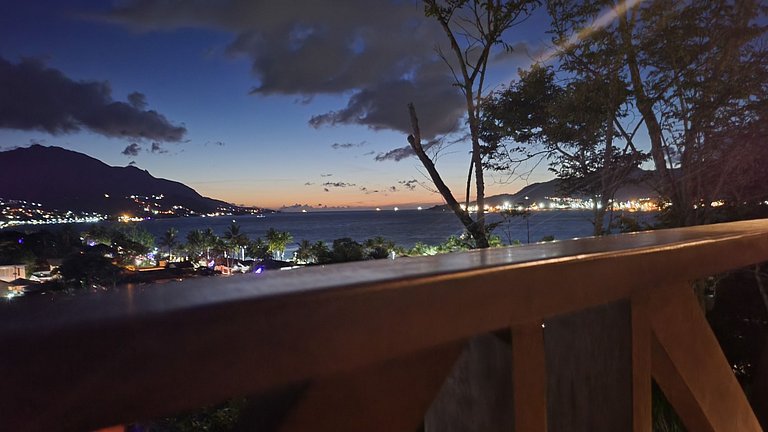 Suíte 01 - Piso Superior com Vista Mar e Montanha